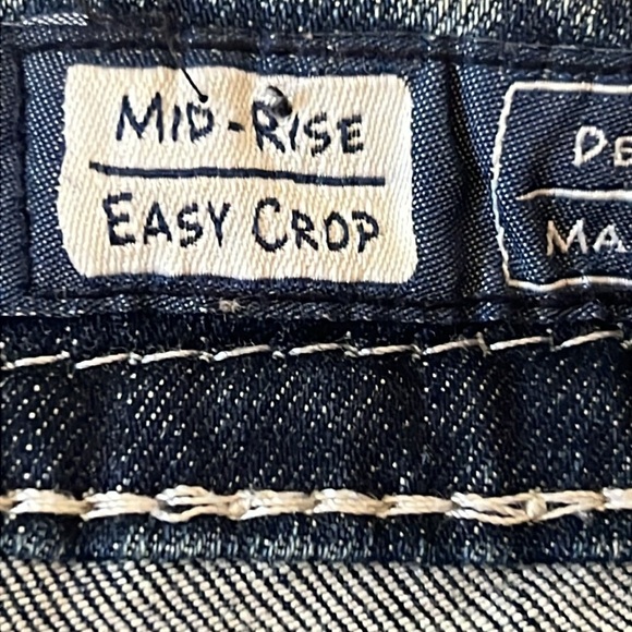 Miss Me Mid-Rise Distressed Bedazzled Thick Hem Easy Crop Size 28 - Picture 6 of 7